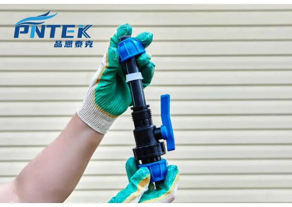 Two Types of Compression Joints: Metal vs. Plastic A side-by-side comparison of a metal pipe compression fitting and a Pntek PP compression fitting