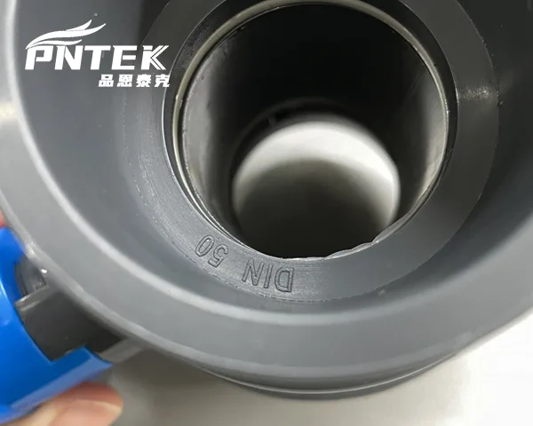 How to Identify Valve Size on the Body A close-up photograph of a Pntek ball valve with an arrow pointing to the