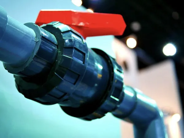 How a True Union Ball Valve Works A diagram showing how the body of a true union ball valve can be lifted out once the nuts are loosened