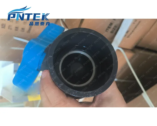 Durabilidad de las Válvulas de PVC Primer plano de una válvula de bola de PVC instalada